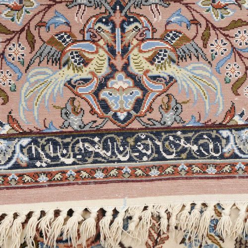 Isfahan 伊斯法罕

Z-Persia，约1960年。 软木羊毛绒材料，丝绸经线。底部中央有签名 "伊朗，伊斯法罕，阿巴斯-曼苏里"。米色的场地上装饰着一&hellip;