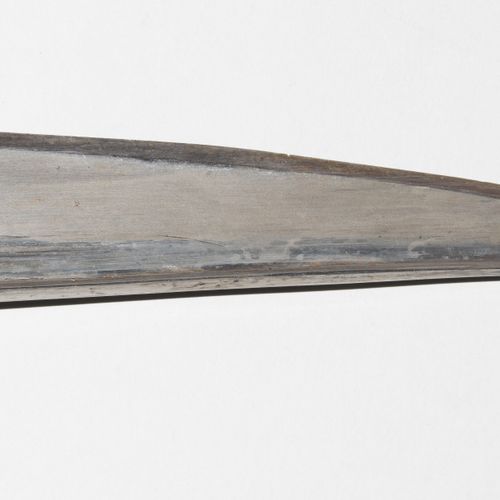Khyber-Messer 开伯尔刀

阿富汗，19世纪。 抛光的骨质刀柄和镍银刀柄，饰有颤音雕刻。密集的Wootz的T型背刃，每边都有一个饱满，有简单的装饰性&hellip;