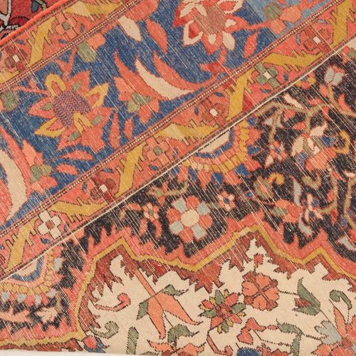 BAKHTIAR Bakhtiar

Z-Persia，约1900年。 密集的花卉作品。米色领域包含一个优雅的红色圆形奖章，有2个垂饰，周围密布着精细绘制的叶子&hellip;