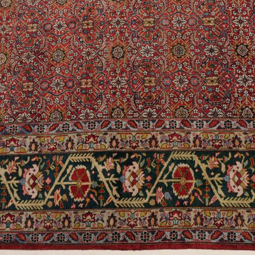 TÄBRIS Tabriz

Perse du Nord-Ouest, vers 1910. Travail floral dense. Le sol roug&hellip;