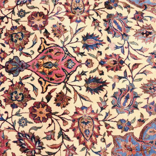 KASHAN 卡山

Z波斯，约1910年。 软木羊毛堆积材料，丝花。米色领域包含一个精致的钻石奖章，有2个流线，周围密密麻麻地画着精细的花卉组合，装饰性地排列&hellip;