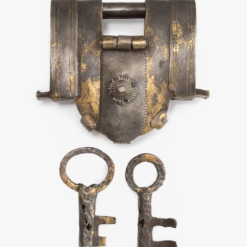 Bolzenhangschloss 螺栓挂锁

可能是东方的，18/19世纪。 铁制的，残存的黄金装饰。长方形的箱子，底部隆起。2个螺栓，带平展的弹簧。挡板下有&hellip;