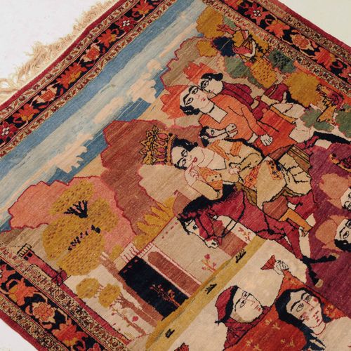 Kirman-Figural 科尔曼小雕像

波斯南部，约1880年。 图形地毯。浅色的内场装饰着古代波斯故事 "霍斯洛和希林 "的场景。Khosrow国王在洗&hellip;