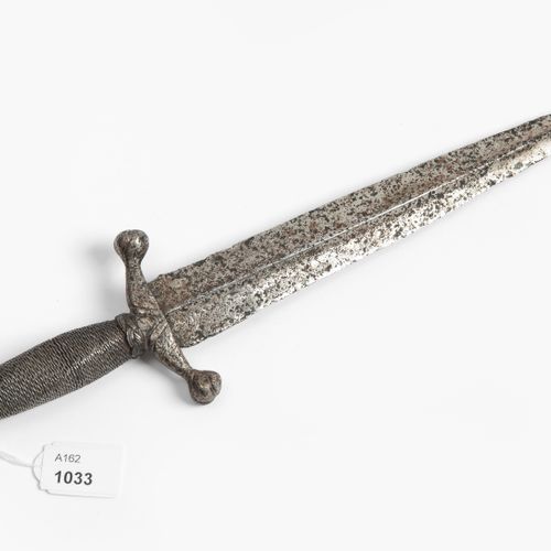 Dolch 匕首

德国，16世纪初，"马克西米利安匕首"。铁质剑柄，带盘绕的梨形鞍座，弯曲的套筒，盘绕的护手，有钢丝缠绕和土耳其人的雀斑。双刃刺刀，有突出的中&hellip;