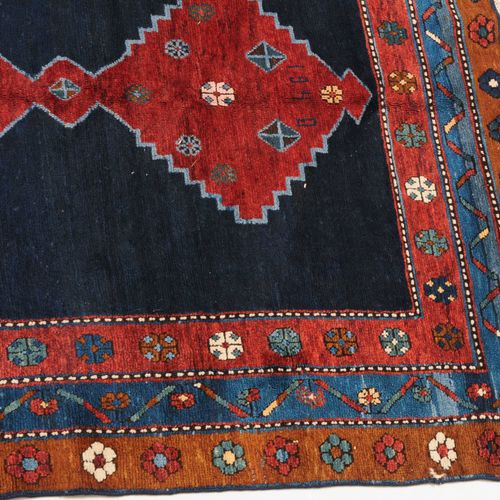 KAZAK 卡扎克

南高加索地区，日期为 "1940年"。在优雅的深蓝色中心区域，有3个红色的相互连接的阶梯式钻石奖章，上面装饰着四方钻石和丝状单花。红色、蓝&hellip;