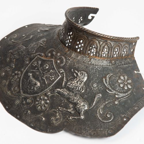 Prunk-Harnischkragen 炫目的盔甲领

碎片，德国/瑞士，17世纪上半叶。 轻质、硬化的钢板，材料厚度小于1毫米；铜的残余。可能是一个军官的军&hellip;