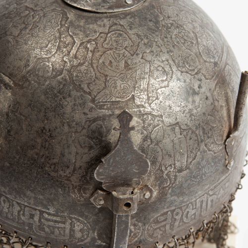Helm, Kulah-khud 头盔, Kulah-khud

波斯，19世纪。 蚀刻和雕刻的铁制圆顶，有人物图案和铭文卡口，正面有两个弹簧扣眼。活动鼻翼上的&hellip;