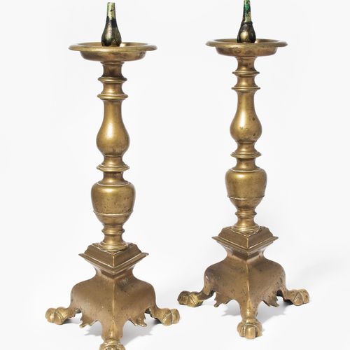 1 Paar Altarleuchter 1 paire de chandeliers d'autel

Bronze du 17ème siècle. Fût&hellip;