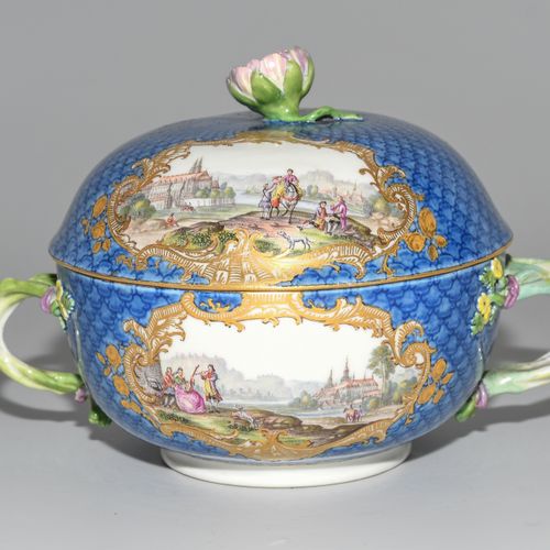 Meissen, Deckelterrine mit Unterschale 迈森，有盖的汤杯和碟子。

瓷器，18世纪下半叶。釉里红剑纹，压号22（下碗）。在&hellip;