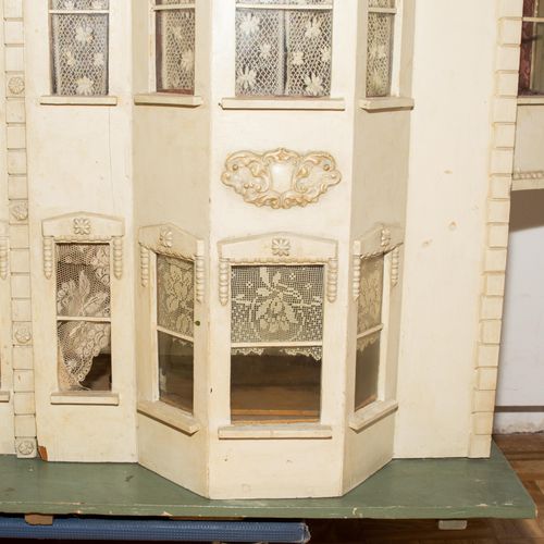 Grosses Puppenhaus 大娃娃的房子

英国，可能是Lines兄弟公司，约1900年，有补充。(1)住房。三层楼的房子，有屋顶栏杆和2个侧窗。前门&hellip;