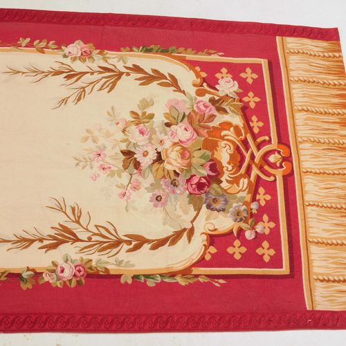 Tapisserie-Aubusson 挂毯aubusson

法国，约1900年，Verdure。非常精细的编织品。一个圆形的玫瑰徽章挂在白色的空地上，两边是&hellip;