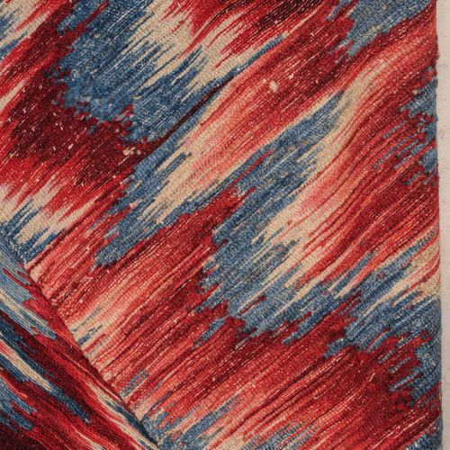 Ghashghai-Sumach 加什海-苏马赫

波斯南部，约1980年。 平织品上的精美针法。一件优雅、当代和现代的作品。浅蓝色、白色和红色的互锁线装饰性地&hellip;