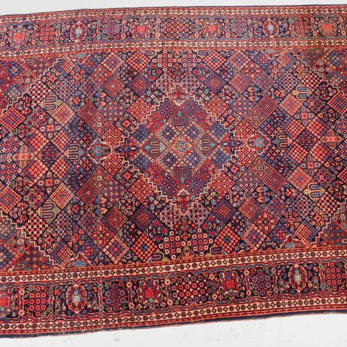 KASHAN Kashan

Z-Persien, um 1910. Im nachtblauen Innenfeld liegt ein dekorative&hellip;