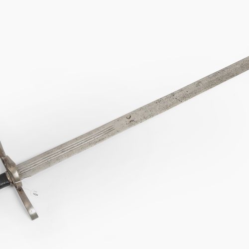 Schwert 剑

16世纪初的意大利风格，铁制枪柄带有球状鞍座和水平S形弯曲的箭杆；正面有一个箭杆环，一个皮革握把。双刃刀，有一个单刃刀（"切指"），三条狭&hellip;