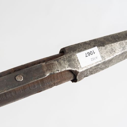 Partisanen-Halbarte 游击队的半条腿

南德，约1600年。 实心的矛状铁，有突出的中央脊和几个切割缺口。斧刃有凹陷的月牙形切削刃，并有该时期&hellip;
