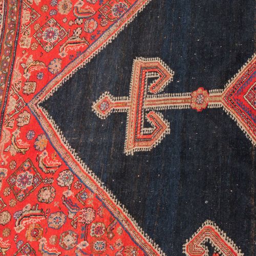 MALAYER Malayer

Z Perse, vers 1910. Un hexagone rouge décoré de motifs épars He&hellip;