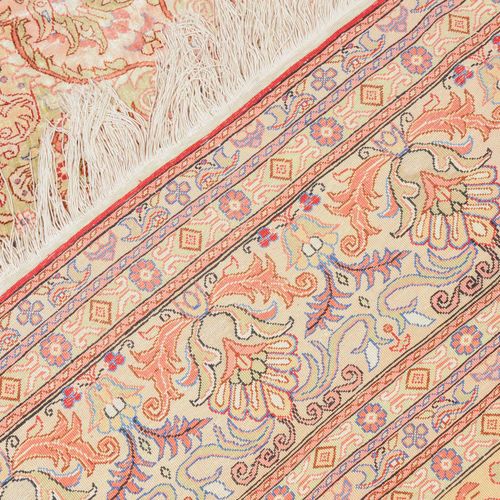 Kayseri-Seide 开塞利丝绸

Z-土耳其，约1960年。 绒毛材料为纯丝绸。一张粉色的地毯。在优雅的红色中央区域，有一个比例适中的奖章，上面有2个垂&hellip;