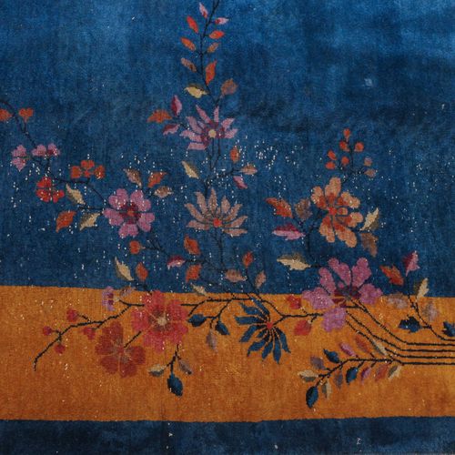Nicols 尼科尔斯

中国，约1930年。 饰有叶子和花朵的枝条向侧面伸出，在浅蓝色的地面上，里面有时尚的花链和蝴蝶的装饰。宽大的黄色边框上有装饰性的花朵，&hellip;