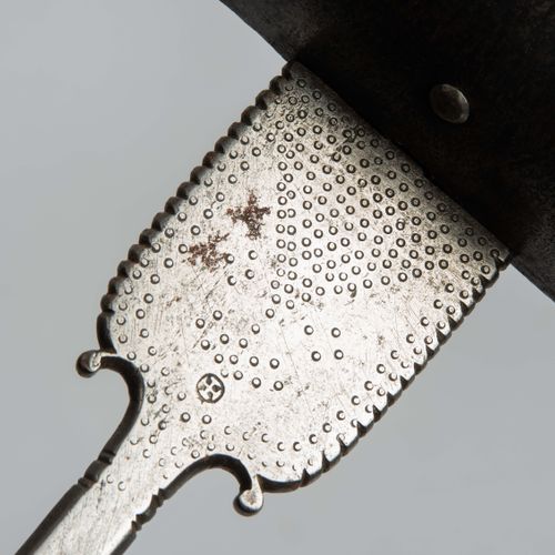 Linkhanddolch 左手匕首

西班牙，约1700年。 铁制刀柄，带有十字槽的扁豆柄，两端有切口的直柄，无纹路的第三纹路刀片，有破损的边缘。刀片上有明显&hellip;