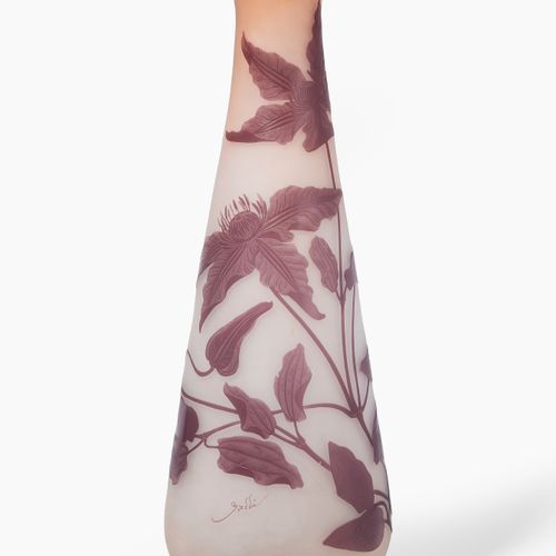 Emile Gallé, Grosse Vase 埃米尔-加莱，大花瓶

南希，20世纪初。 高度蚀刻的签名。无色玻璃，白色和红色粉末融合，紫色覆盖。高度蚀刻的&hellip;