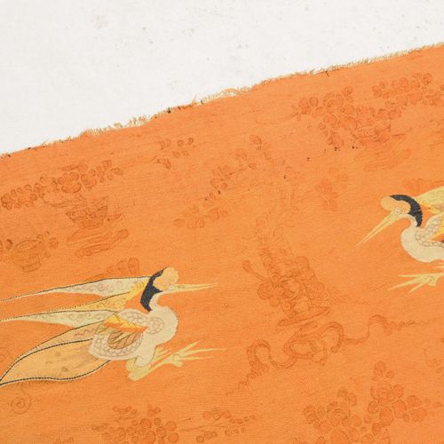 Mongolischer Wirkteppich 蒙古针织地毯

蒙古，约1940年，精细的编织。一只飞翔的仙鹤停在红地上的中央，两边是另外4只仙鹤和中国装饰。&hellip;