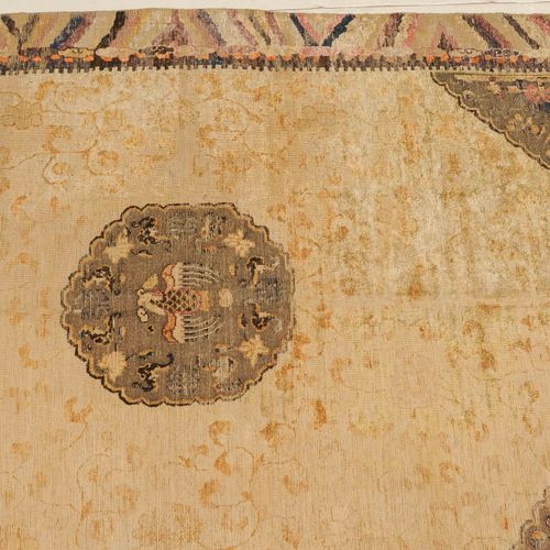 Ning-Hsia-Seide 宁夏丝路

Z蒙古，约1880年。 纯丝绒材料，有一个金属胸针。在黄色的中心区域有一个金属箍的圆形奖章，里面装饰着一只凤凰，两边&hellip;