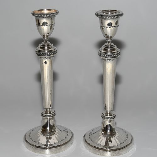 1 Paar Kerzenstöcke, Zürich 1 pair of candlesticks, Zurich

Around 1800. Silver.&hellip;