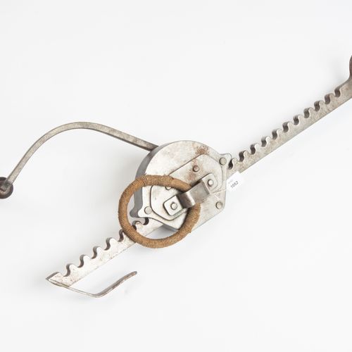 Armbrustwinde 弩车绞盘

德国，16世纪风格。 无装饰的十字弓上弦工具，带双爪的实心架和翻转的木柄。略有锈迹，功能齐全。长约56厘米。