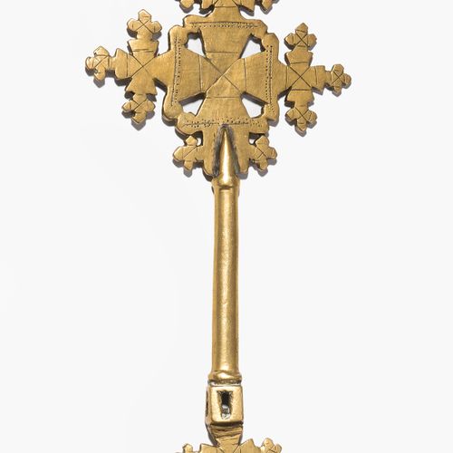 Handkreuz 手部交叉

埃塞俄比亚，18/19世纪。 黄铜，雕刻和冲孔。开放式工作。爪形十字架，有3个顶饰。略呈圆锥形的手柄，末端为立方体，有顶盖。观赏&hellip;