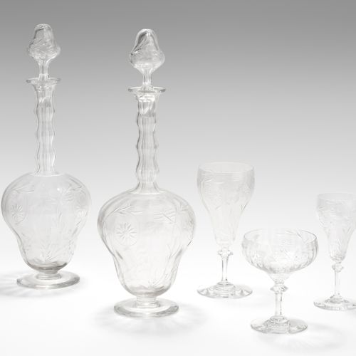 Gläserserviceteile 玻璃服务件

20世纪初的法国。无色水晶玻璃。花卉切割装饰。收藏品：6个红酒杯（高17.5厘米），6个香槟碗（高11.5厘&hellip;