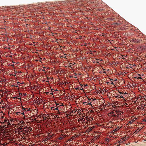 Tekke-Buchara-Hauptteppich 特克-布哈拉主地毯

土库曼斯坦，约1900年。在砖红色的地面上，有5排主要的12个Tekke Bukha&hellip;