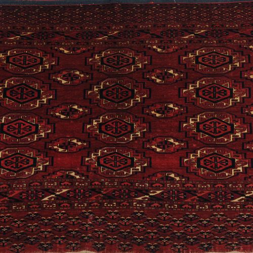 Jomud-Juwal Jomud Jewel

土库曼斯坦南部，约1920年。 棕红色的地面上有3行垂直排列的jomud göls，边上是时尚的主边框，加上2&hellip;