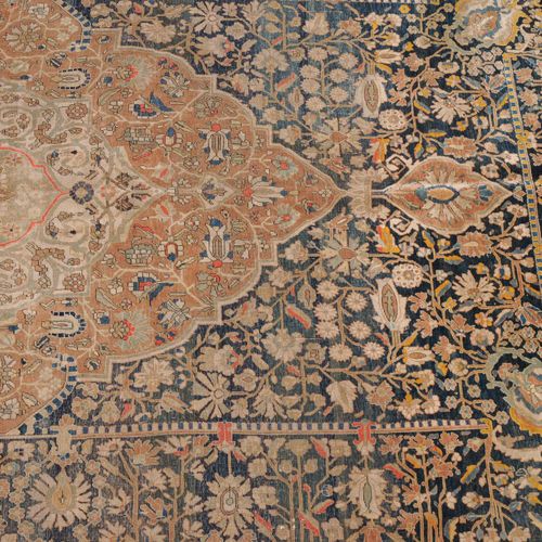 Kashan-Mohtasham 卡山-莫赫塔沙姆

Z波斯，约1900年 优雅和非常精细的编织地毯。午夜蓝色的中央场地上装饰着一个粉红色的中央奖章，上面开满了&hellip;