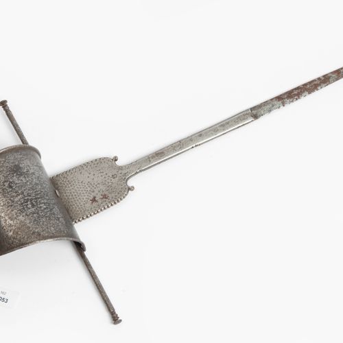 Linkhanddolch 左手匕首

西班牙，约1700年。 铁制刀柄，带有十字槽的扁豆柄，两端有切口的直柄，无纹路的第三纹路刀片，有破损的边缘。刀片上有明显&hellip;