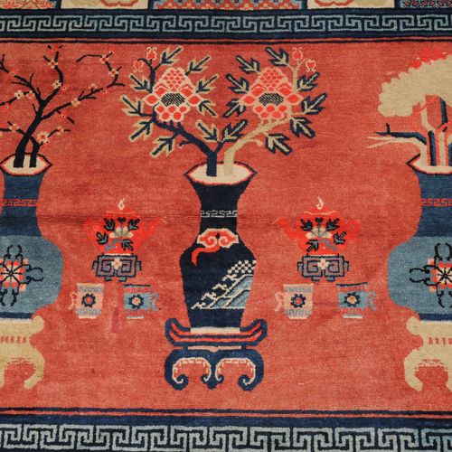 Pao-Tao Pao-Tao

S Mongolia, c. 1930. 3 mesas con jarrones decorados con flores &hellip;