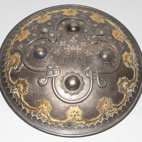 Rundschild, Sipar 圆形盾牌，Sipar

印度，19世纪。 一件在工艺方面质量出色的宏伟武器。铁盾的整个表面都是镀银的，上面有最精细的卷须图案&hellip;