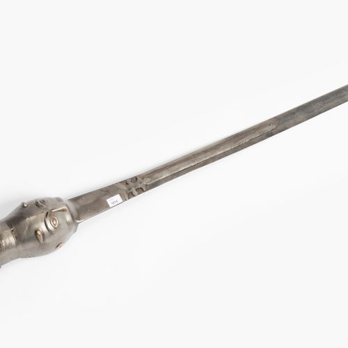 Schwert, Pata Espada, Pata

India, siglo XIX. Típica empuñadura de hierro con gu&hellip;