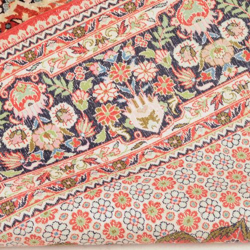 Ghom-Seide Ghom丝绸

可能是中国，约1990年。 纯丝绒材料。浓密的花卉设计。一个由花朵组成的柠檬徽章放在红色的地面上，两边是开满鲜花的花瓶，花&hellip;