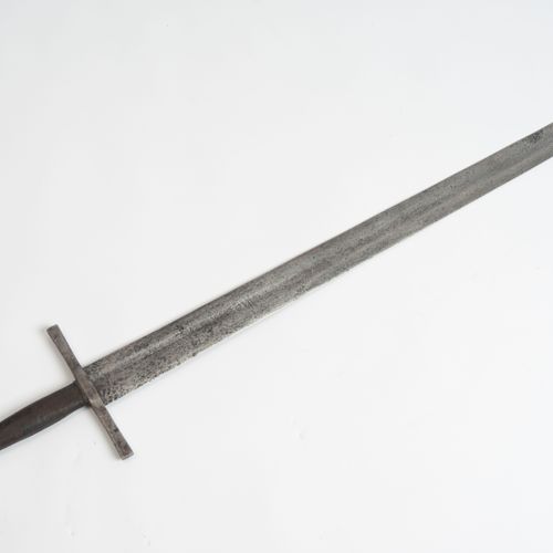 Schwert 剑

欧洲，14世纪的风格。 铁质十字柄，一侧刻有圆盘鞍座，直柄，近代则为皮柄。双刃刀，两面都是满的，有一个圆形的刀尖，在刀尖上有难以辨认的圆形&hellip;