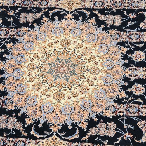 NAÏN 纳恩

Z波斯，约1980年。 软木羊毛和丝绸绒毛材料，（4拉）。中央上方有签名 "Iran Nain Habibian"。非常优雅和不寻常的作品。5&hellip;