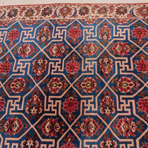 Najafabad Najafabad

Z波斯，约1930年。 罕见的浅蓝色地面被格子设计的白色卍字线分割成几个小格子，内部装饰有棕榈花纹，宽大的米色主边框装&hellip;