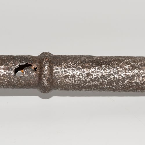 Streitkolben 麦斯

意大利/法国，约1550年。 铁的腐蚀程度较重；可能在地下或水中发现。对接头有六个异型击针和一个尖头形的对接端。光滑的空心枪托&hellip;