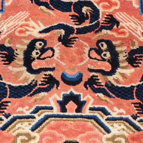 2 Ning-Hsia 2 宁夏

Z-蒙古国，约1880年。 座毯。第一块地毯：在鲑鱼色的地面上，三条御龙正在追逐象征完美的火焰珍珠。边框由花丝蓝边隔开，饰有&hellip;