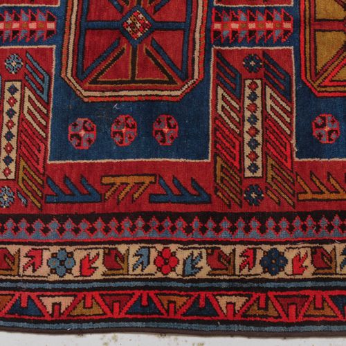 KARABAGH Karabagh

高加索南部，约1930年。3个蓝色的相互连接的长方形安放在红色的中心区域，内部装饰着时尚的八角形，两侧是几何图形的装饰元素&hellip;