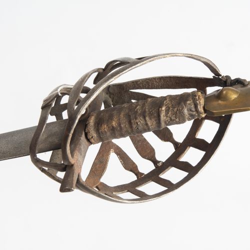 Schiavona 霞浦

意大利北部，17世纪最后四分之一。 有特色的篮子容器，带有黄铜 "猫头 "把手和 "单铅 "铁篮。后者是为一个左撇子制作的。原有的握&hellip;
