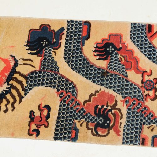 Pao-Tao Pao-Tao

Z Mongolia, c. 1940. Columnar carpet. A yellow ground shows an &hellip;