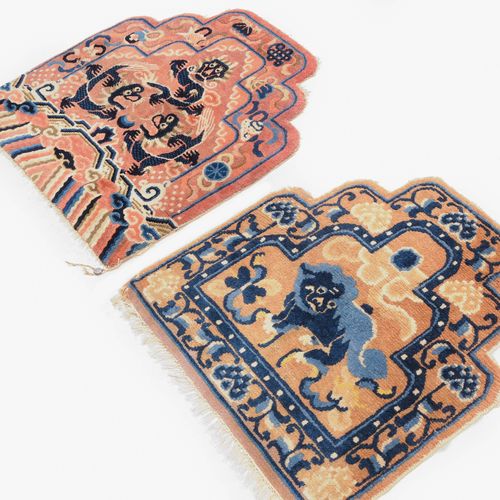 2 Ning-Hsia 2 宁夏

Z-蒙古国，约1880年。 座毯。第一块地毯：在鲑鱼色的地面上，三条御龙正在追逐象征完美的火焰珍珠。边框由花丝蓝边隔开，饰有&hellip;