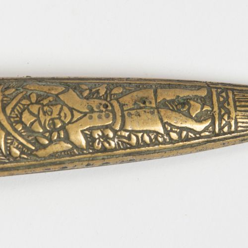 Dolch, Pesh-Kabz 匕首，pesh kabz

印度，17-19世纪。 实心的黑腿握把，上面有一个Wootz握把框架。有明显使用痕迹的暗色T型背带&hellip;