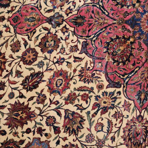 KASHAN 卡山

Z波斯，约1910年。 软木羊毛堆积材料，丝花。米色领域包含一个精致的钻石奖章，有2个流线，周围密密麻麻地画着精细的花卉组合，装饰性地排列&hellip;
