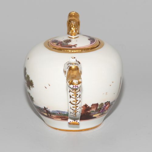 Meissen, Teekanne 迈森，茶壶

瓷器，约1730/35。釉里红剑纹，压号3和鎏金印H.（壶和盖）。压制的球形，有动物头的水口，手柄上有应用的刺&hellip;